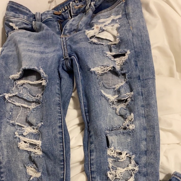 Brand new American Eagle size 2 gently used ripped jeans - Picture 6 of 7